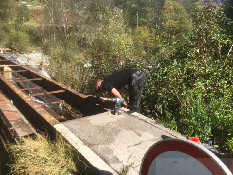 Vrtanje lukenj za novo ograjo